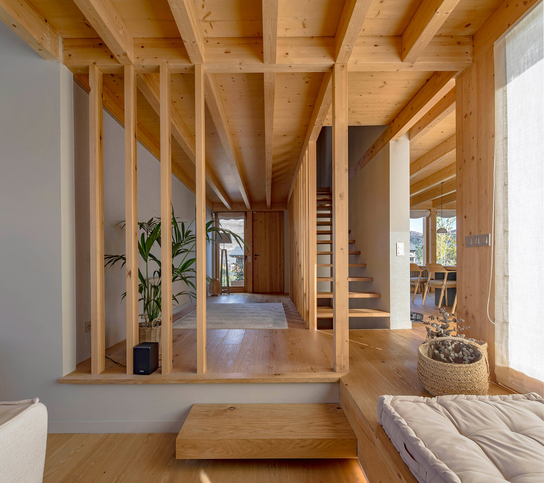 taller-SAU-bellver-mas-mateu-catalonia-spain-designboom-08a