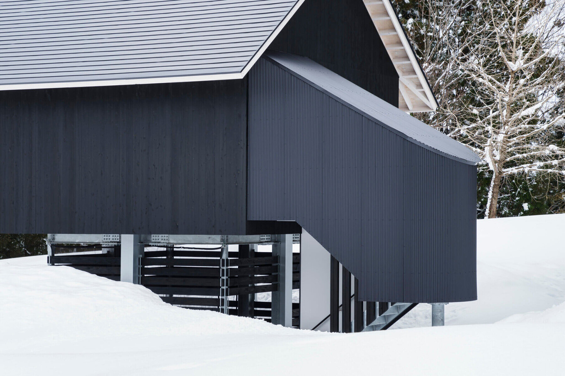 steel-pilotis-villa-ashida-architect-associates-japanese-changing-landscape-designboom-large02