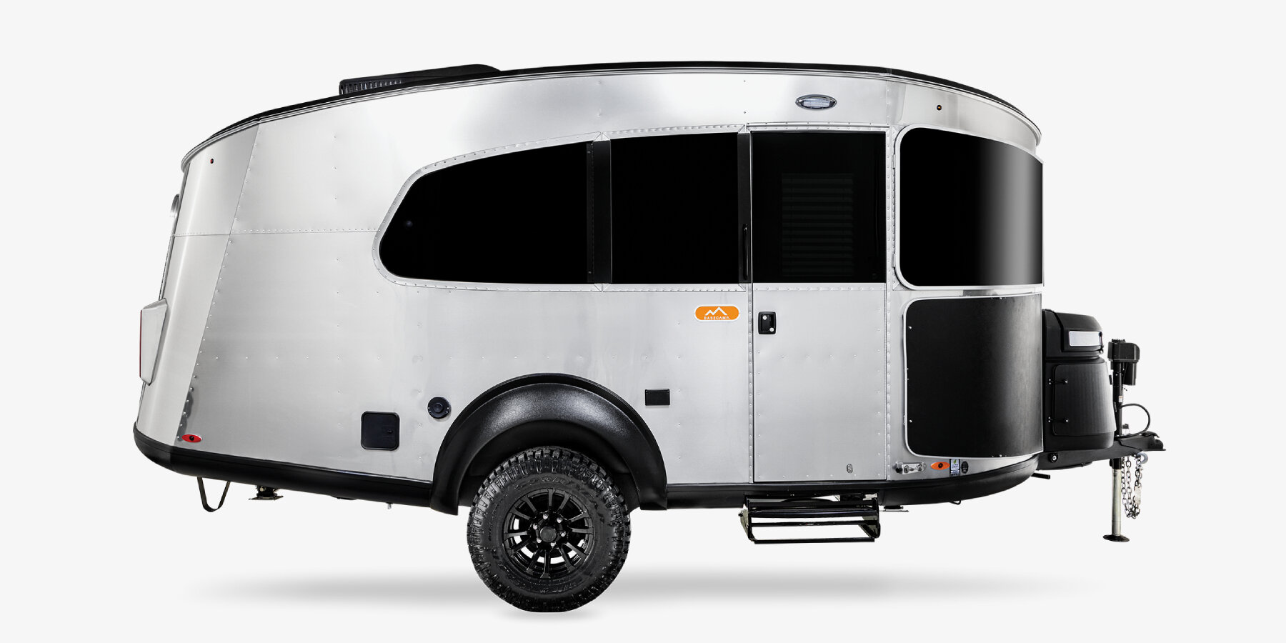 airstream-first-fully-electric-travel-trailer-basecamp-Xe-solar-power-batteries-designboom-ban2