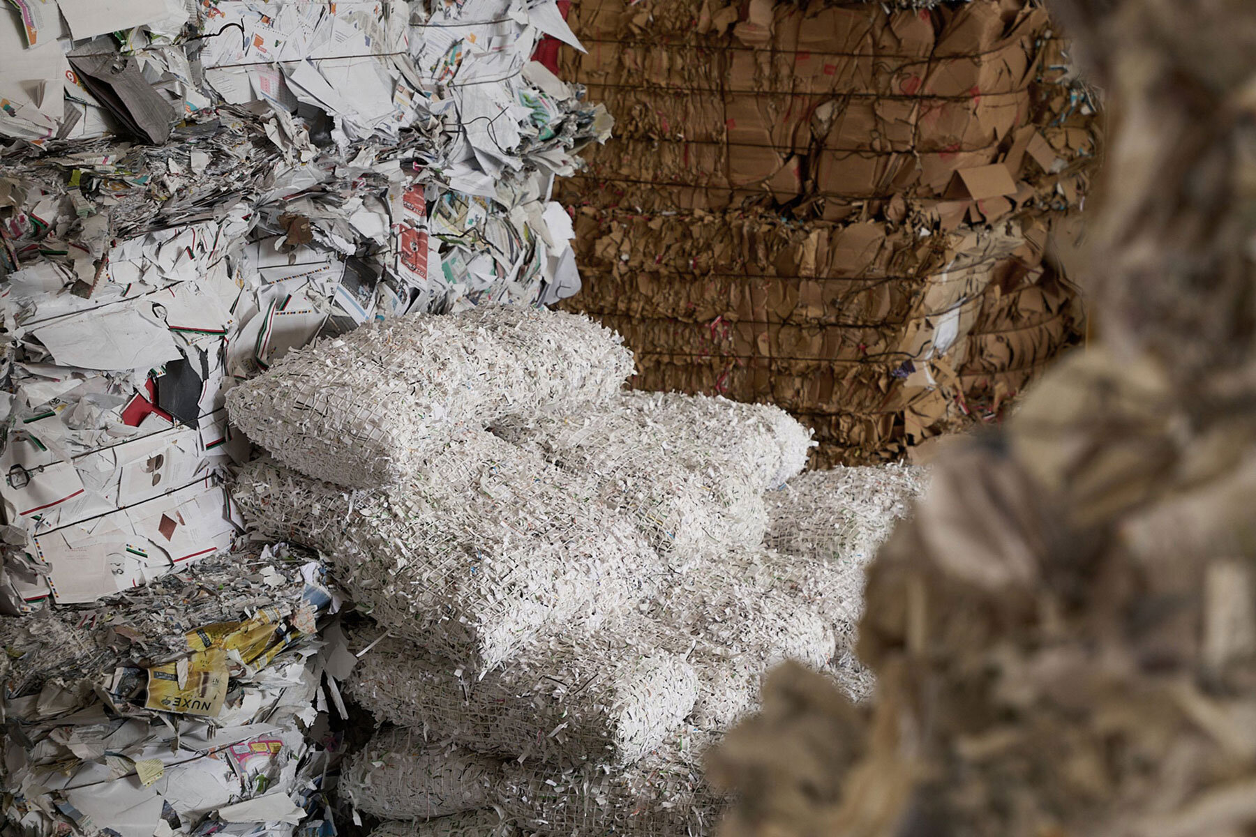 ex-figura-soft-land-paper-waste-pillowed-furniture-milan-design-week-designboom-1800-2